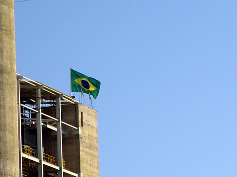 A tal bandeira de novo, Foi colocada a devido a uma visita do nosso Lula, que estava estreando seu aerolula!